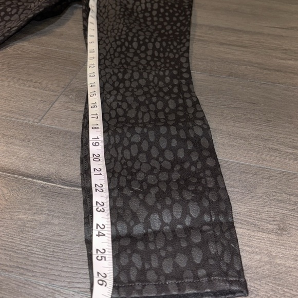 Good American Good Legs Crop Animal Print Jean Size 27 / 4 Black STRETCH! - Picture 12 of 15
